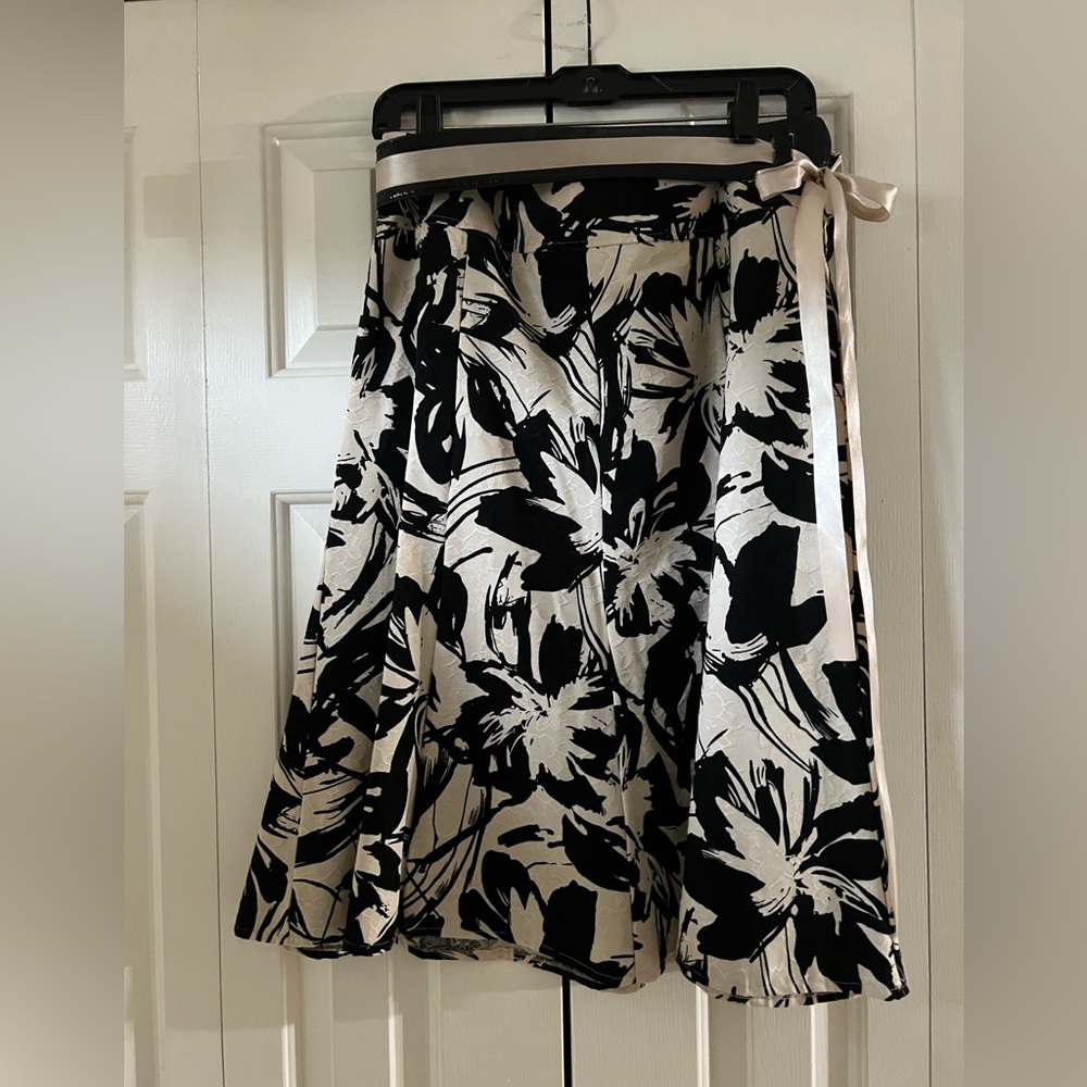 So Classy!! Kim Rogers Skirt Size 8